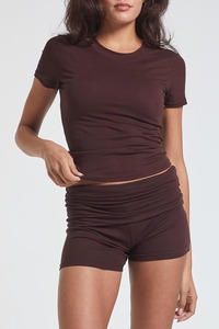 Ensemble de yoga noir 2 pièces : Crop top à col rond et manches courtes avec short taille haute froncé en coton élasthanne respirant, couleur unie - Product Image 6