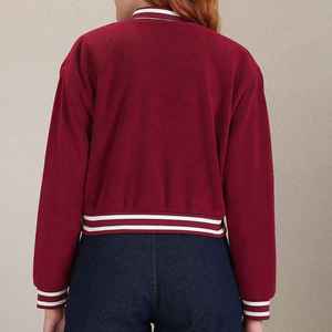 Chaqueta Varsity Corta de Invierno para Mujer, Transpirable, Resistente al Viento, de Alta Calidad OEM, con Logotipo Personalizado Bordado, Relleno de Lana de Oveja y Algodón - Product Image 2