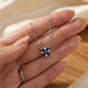 สร้อยคอรูปวงรีประดับไพลินสีน้ำเงินคอร์นฟลาวเวอร์ พร้อมจี้เงินแท้ 925 ชุบทอง 14K - Product Image 3