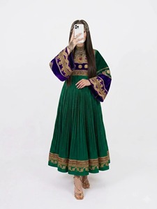 Robe traditionnelle pashtun pour femmes, robe décontractée verte plissée en velours, manches brodées violettes, robe longue ethnique afghane tribale - Product Image 5