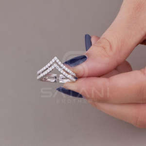 Anillo Chevron Doble V de Oro Sólido de 18K para Mujer, Minimalista, Apilable, con Logotipo Personalizado - Product Image 2