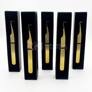 Pinza para extensión de pestañas RMI Single Tweezer, en caja negra, con mango de acero inoxidable con acabado en oro plasma y diamantes. - Product Image 5