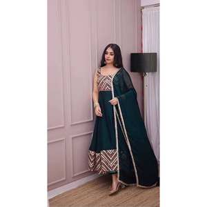 Robe Anarkali et dupatta faits main, magnifiques, pour soirée, coupe trapèze en mousseline avec taille empire - Product Image 2