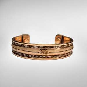 Brazalete Unisex Elegante Hecho a Mano con Cobre y Latón, Joyería de Primera Calidad con Grabado, Brazaletes de Moda - Product Image 1