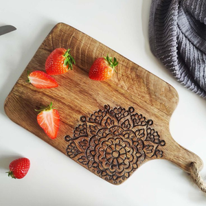 Planche à découper ronde en bois, finition foncée luxueuse, avec une poignée élégante en laiton moderne, disponible à prix de gros. - Product Image 5