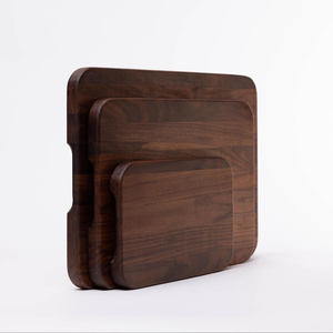 Ensemble de planches à découper en bois de noyer de qualité supérieure avec finition à grain naturel profond, bords arrondis doux et poignée intégrée à découpe latérale - Product Image 1