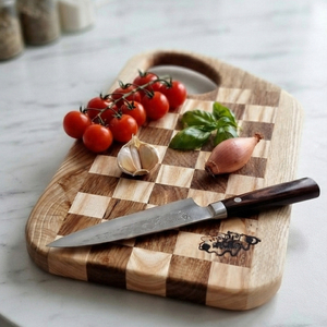 Planche à découper unique en bois de noyer avec poignée supérieure incurvée dynamique, motif quadrillé bicolore audacieux, style boucher artisanal - Product Image 6