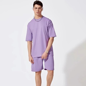 ชุดเซ็ตเสื้อยืดและกางเกงขาสั้นผ้าเฟรนช์เทอร์รี่สำหรับผู้ชาย ใส่สบาย ระบายอากาศได้ดี สไตล์สตรีทแวร์ เนื้อผ้าหนา แต่งขอบริบบิ้น พร้อมป้ายและบรรจุภัณฑ์แบบกำหนดเอง - Product Image 1