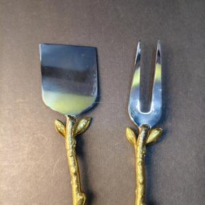 En oferta, un elegante juego de cuchillos para queso de metal que realza cada velada de queso y vino, con un estilo refinado que lo convierte en un impresionante utensilio para servir. - Product Image 3