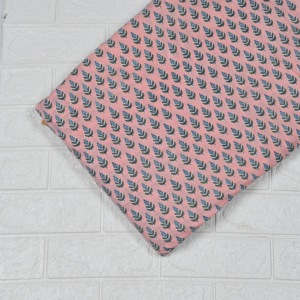 Vente en gros de tissu en coton bio écologique rose pêche imprimé à la main au motif feuille, pour la confection de kurtis, robes, vêtements et articles de maison, avec motif petit booti - Product Image 2