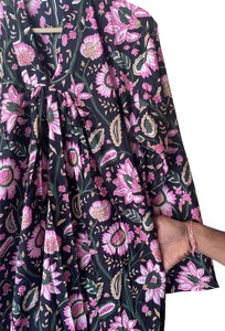 Robe longue décontractée pour femme, best-seller, 100% coton, écologique, faite à la main, pour l'été, la plage, noire, à fleurs, manches longues, col en V - Product Image 3