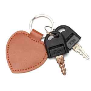 Porte-clés personnalisé ANWAR ENTERPRISES en cuir véritable souple, écologique, durable, avec logo imprimé UV, en forme de cœur, pour le Nouvel An - Product Image 5