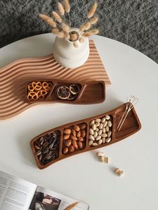 Plateau de service en bois irrégulier à trois compartiments, design minimaliste, fait main, pour présentation de collations de fête, plateau à fruits secs - Product Image 1