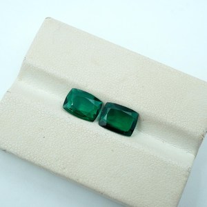 Paire d'émeraudes zambiennes cultivées en laboratoire : pierres précieuses vertes taille coussin (8x6x2,5 mm) (2 pièces) - Product Image 5