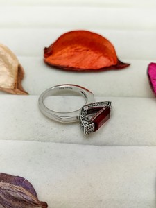 Bague en Quartz Rouge Céleste Élégante, Bijou en Cristal, Cadeau Tendance pour Femmes et Filles, Bague de Fiançailles Unique - Product Image 2