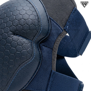 Protections de genoux en cuir robustes, bleu marine, avec logo personnalisé, ergonomiques et rembourrées, pour la boxe et l'entraînement physique. - Product Image 6