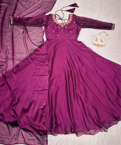 Kurti en coton et soie Rangoli fantaisie, brodé à la main, avec dupatta, pour tenue de fête, prix de gros, multicolore, en stock, vêtement ethnique, couleur vin - Product Image 3