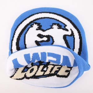 Bonnet en tricot jacquard graphique personnalisé, réversible, style Y2K, avec doublure en satin et motif imprimé - Product Image 4
