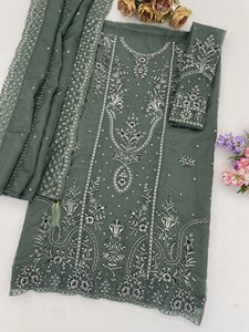 Traje de organza semicompuesto de Dhwaja Export con bordado de hilo y lentejuelas, estilo moderno para bodas y fiestas. - Product Image 5