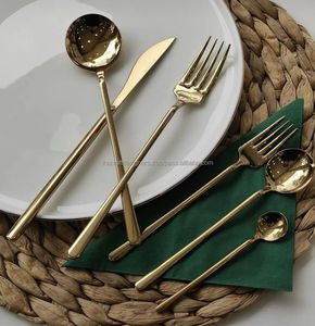 Ensemble de couverts élégants en métal pour table à manger, cuisine et restaurant avec fourchette, cuillère et couteau - Product Image 1