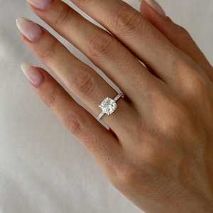 Bague de fiançailles en diamant de laboratoire taille coussin de 2 carats, avec halo caché et pavé de diamants taille coussin, or blanc, certifiée IGI - Product Image 6