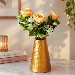 Jarrón cilíndrico cónico de latón con textura metálica martillada, lleno de rosas blancas, disponible a precios de mayorista. - Product Image 1