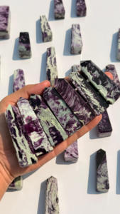 Cristal de Kammererita Natural Tallado a Mano, Piedra Curativa Púrpura Pulida, Generador de Energía Reiki, Decoración para el Hogar, Punta de Cristal - Product Image 5