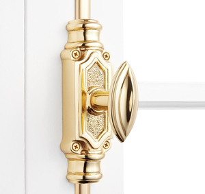 Paire de poignées rustiques dorées avec supports circulaires décoratifs sur une porte bleue, disponibles à prix de gros. - Product Image 2