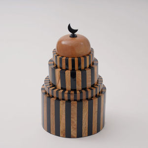 Conteneur à bonbons en bois noir et noyer fait main, à plusieurs niveaux, pot à sucre, support à desserts, centre de table pour la décoration de table de fête - Product Image 1