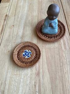 Posavasos minimalista de ratán, tapete de mesa, se puede usar como base pequeña para centros de mesa, velas o plantas pequeñas, hecho a mano en India. - Product Image 5