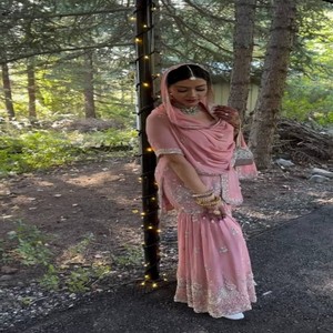 Conjunto Kurti Plazo VASTRA COTTAGE para Mujer, en Georgette Pesado con Bordado, Lentejuelas y Diamantes, Hecho a Mano, con Dupatta, Completamente Cosido - Product Image 3