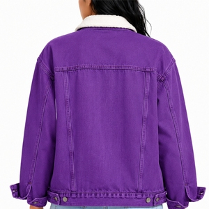 Veste en jean boutonnée pour femme, vêtement en denim moderne pour un style urbain décontracté, pour un look quotidien contemporain, veste urbaine - Product Image 2
