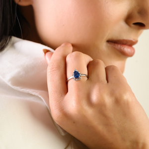 แหวนหมั้นทองคำขาว 14K คุณภาพสูงสุด ประดับด้วยไพลินสีน้ำเงินทรงลูกแพร์และเพชรแบบวงแหวน ดีไซน์หรูหรา จำหน่ายเป็นชุด - Product Image 4