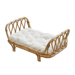 Lit de poupée Reborn en osier, lit pour poupées, design élégant et courbé, avec coussin épais et moelleux, pour la chambre de jeu des enfants - Product Image 1