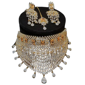 Exquisito conjunto de collar choker floral chapado en oro afgano con intrincado trabajo de piedras de rubí rosa y gran colgante blanco. - Product Image 4