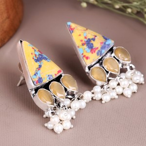 Boucles d'oreilles pendantes en laiton oxydé argenté, style vintage bohème ethnique tribal, motif floral triangulaire, avec onyx et perles pour femme - Product Image 3