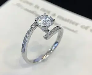 Magnifique bague de fiançailles et de mariage ouverte en argent sterling plaqué or blanc 14 carats avec moissanite véritable ronde de 2 carats pour femme - Product Image 3