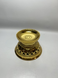Support de bougie en aluminium doré orné en forme de lotus, avec piédestal gaufré, vente en gros pour la décoration de temples, sanctuaires et hôtels - Product Image 1