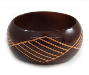 Brazaletes de madera tallados Heritage, madera de grano Natural con patrones tradicionales detallados para accesorios de moda para mujer - Product Image 3