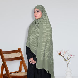 Hijab Modeste en Georgette avec Bordure en Satin Patti Orné de Diamants – Voile Islamique Élégant de Qualité Supérieure pour la Prière et les Soirées - Product Image 1