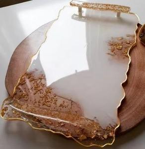Plateau de service moderne de luxe en résine avec poignées en métal doré, compatible lave-vaisselle, finition miroir pour aliments, petit-déjeuner, collations, service de table - Product Image 3