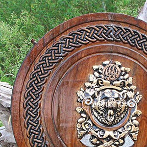 Bouclier rond en bois de style viking, artisanat fait main d'inspiration nordique pour l'affichage historique, les costumes et la décoration intérieure - Product Image 6