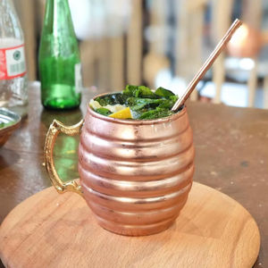 Mug martelé en cuivre pur pour Moscow Mule avec poignée dorée, idéal pour bière, cocktails et vodka – Vente en gros - Product Image 1