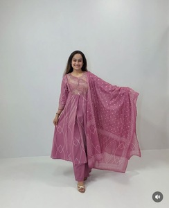 Conjunto de Kurta Elegante Largo para Mujer, Color Morado, 100% Algodón Orgánico, Bordado, con Pantalones y Dupatta, para Uso Diario en Todas las Temporadas - Product Image 2