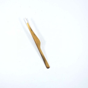 Pince à épiler professionnelle en acier inoxydable Sevetlana, manche doré élégant, prise en main parfaite, pointe inclinée pour cils - Product Image 6