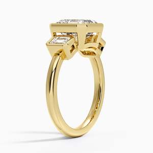Bague de fiançailles pour femme en or 14K/18K avec trois pierres, diamant de laboratoire taille Asscher et pierres latérales émeraude, certifiée IGI - Product Image 2