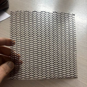 Lámina metálica perforada galvanizada de alta resistencia y calidad, rollo de malla con orificios en forma de diamante para cercas industriales y barreras de seguridad - Product Image 1