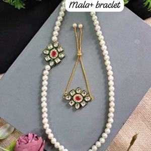 Exquisito conjunto de pulsera y collar de perlas hechos a mano, conjunto de joyería impresionante con motivos florales inspirados en Kundan. - Product Image 1