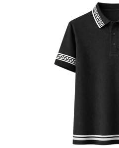 Polo personnalisé noir pour homme en mélange de coton, décontracté, à manches courtes, idéal pour l'été, avec col, poignets et ourlet contrastants à motif grec. - Product Image 3
