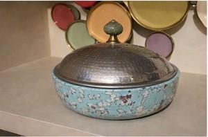 Olla Moderna Decorativa para Guisos con Tapa de Acero Inoxidable Martillado, Diseño Floral Tropical Azul, Olla para Servir y Mantener la Comida Caliente - Product Image 4